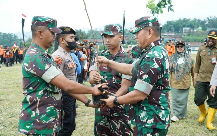 Pangdiv 2 Kostrad Mayjen TNI Syafrial saat menyerahkan bibit pohon. Rabu (12/10) 
