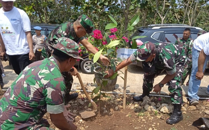Peduli lingkungan dengan penanaman pohon