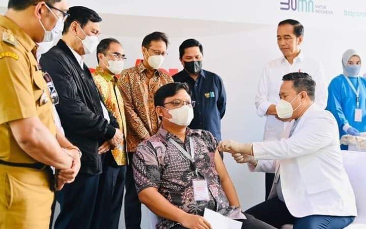 Presiden Jokowi saat meninjau penyuntikan vaksin IndoVac di Bandung, Kamis (13/10)