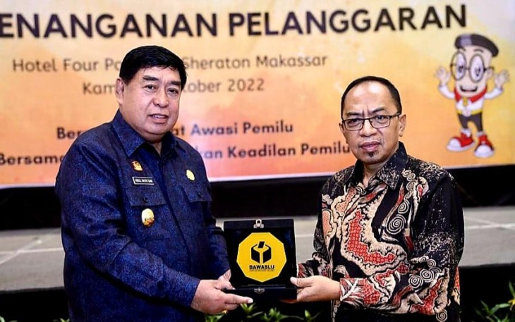 Sekda Provinsi Sulsel Abdul Hayat Gani saat menerima cenderamata. Kamis (13/10)