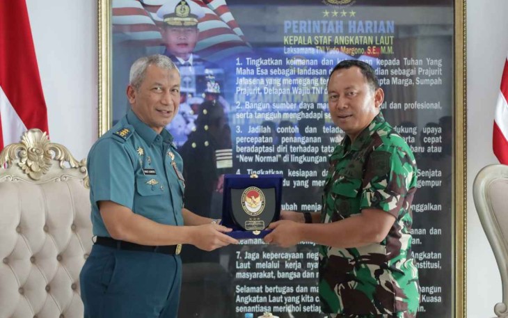 Kepala Staf Koarmada III Laksamana Pertama TNI Rudhi Aviantara saat menerima cenderamata. Kamis (13/10)