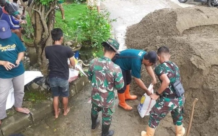 Gotong royong perbaikan tanggul