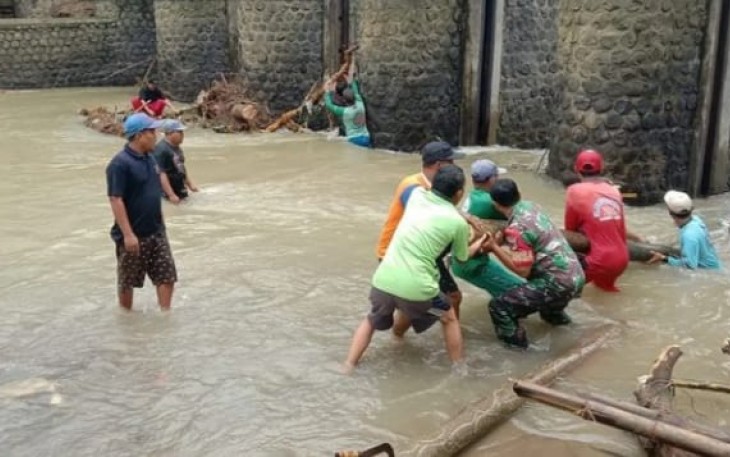 Pembersihan sungai di wilayah 