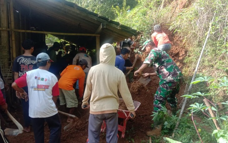 Bersihkan material longsor di rumah warga binaan