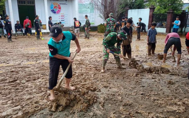 Pembersihan pasca banjir bandang