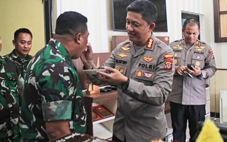 Kapolrestabes Medan Kombes Valentino Alfa Tatareda suapi Dandim 0201/Medan