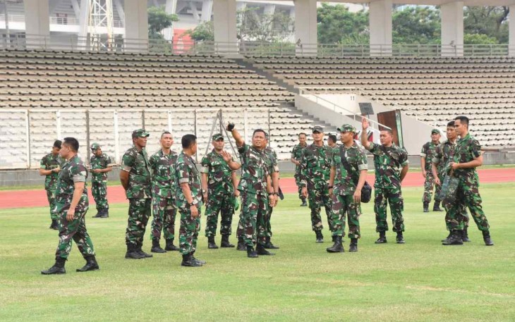 Pangdam Jaya Mayjen TNI Untung Budiharto cek lapangan piala Kasad liga santri 