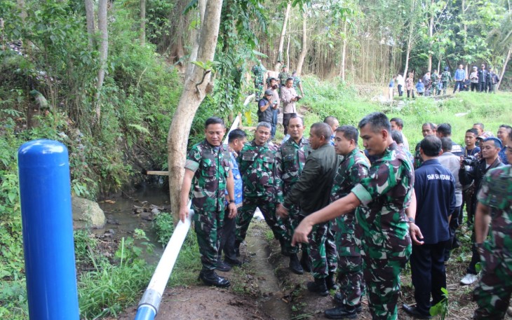 Pangdam III/Slw Mayjen TNI Kunto Arief Wibowo saat meninjau pompa hidram