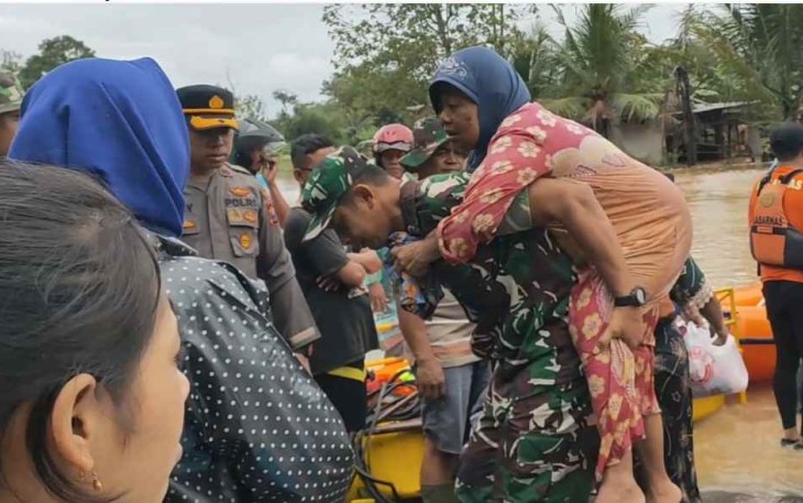Dandim 0806/Trenggalek Letkol Kav Peddy Adi Prasetyo saat menggendong warga