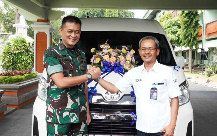 Pangdam Udayana Mayjen TNI Sonny Aprianto menerima mobil dari PT Bank Rakyat Indonesia 