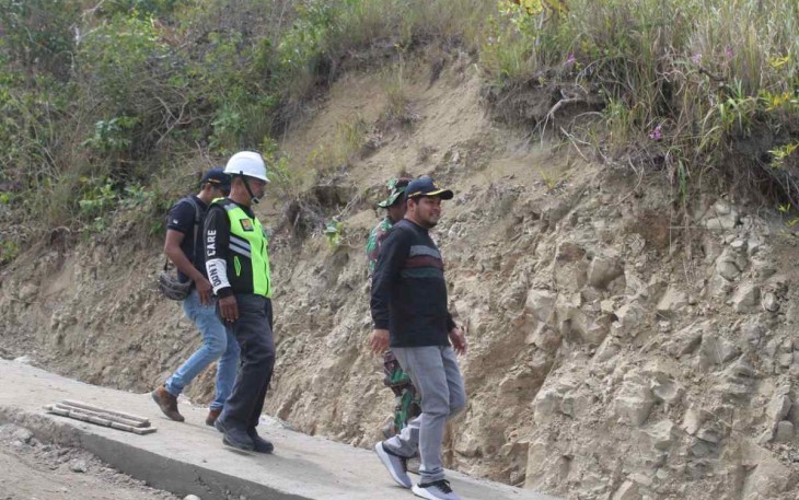 Pengecekan cor jalan