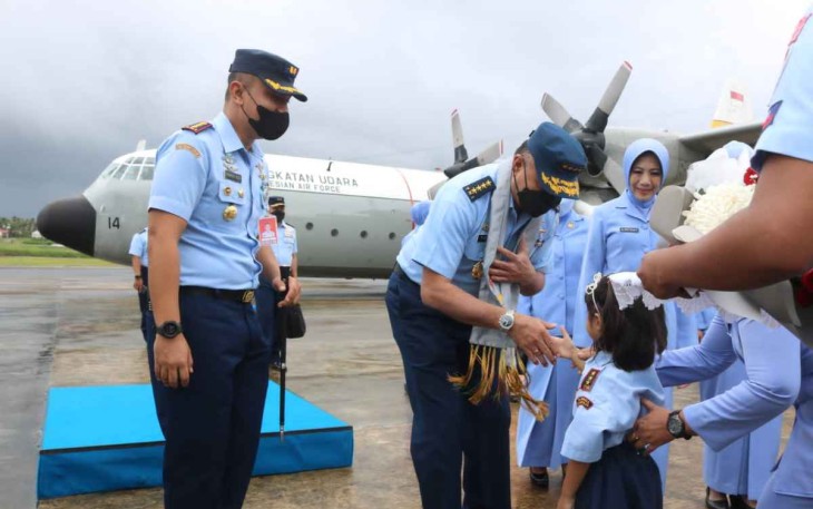 Danlanud Maimun Saleh Letkol Pnb Fahrur Rozi saat menyambut Kasau