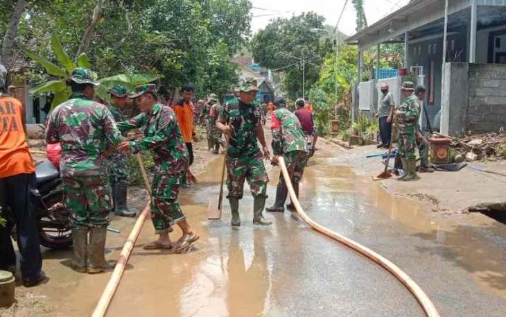 Pembersihan lumpur pasca banjir