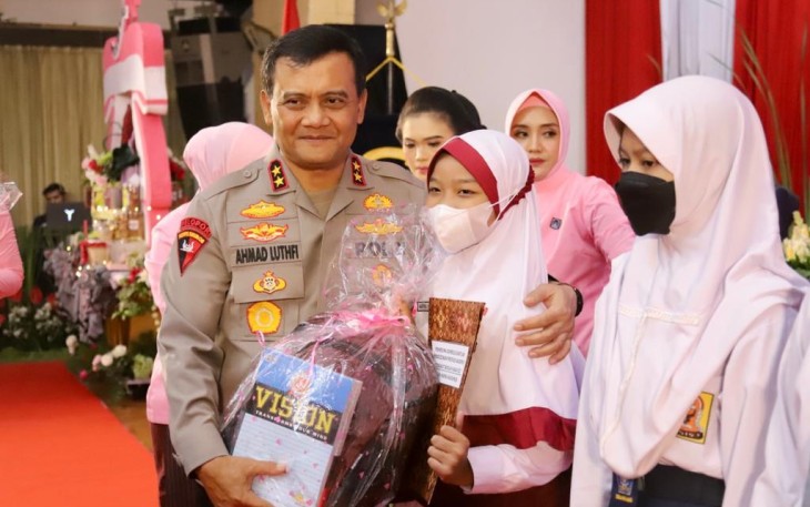 Kapolda Jateng Irjen Pol Ahmad Luthfi saat memberikan bantuan pendidikan