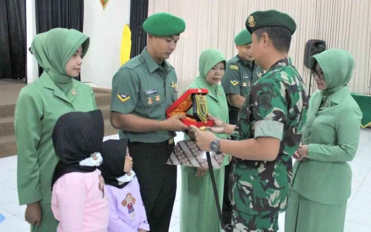 Danmenarmed 2 Kostrad Kolonel Arm Rizal Analdie saat memberikan cenderamata 