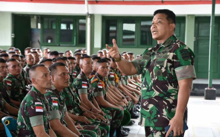 Danrem 023/KS Kol Inf Dodi Triwinarto saat memberikan motivasi prajuritnya