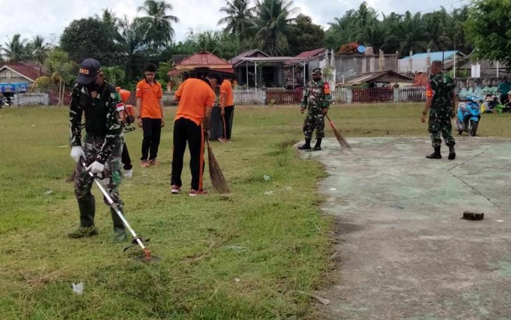 Pemotongan rumput lapangan Taruna Bukit Raya