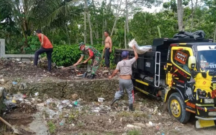 Kerja bakti bersihkan lingkungan