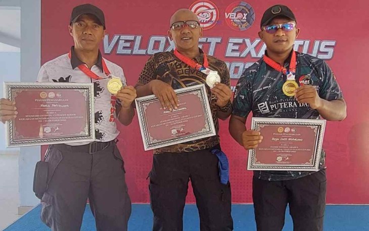 Lettu Arh Bayu Sekti (kanan) saat meraih juara di kejurnas menembak Velox ET Exactus Cup 2022 di Jakarta, Minggu (23/10)