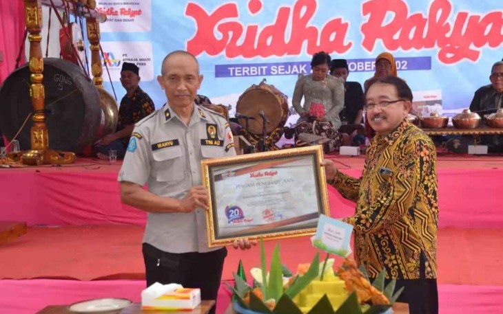 Kapenrem 081/DSJ Mayor Arm Nurwahyu Sujatmiko saat menerima penghargaan Jurnalistik 