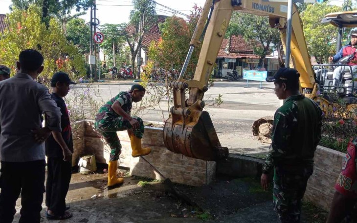 Pembersihan sungai di wilayah binaan