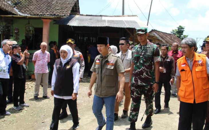 Dandim 0806/Trenggalek Letkol Kav Peddy Adi Prasetyo saat mendampingi Gubernur Jatim kunjungi lokasi longsor