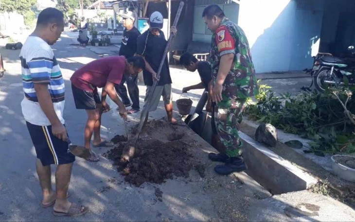 Bantu warga binaan buat lubang resapan air