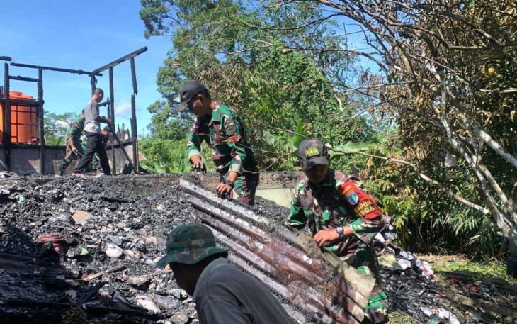 Bersihkan material pasca kebakaran 
