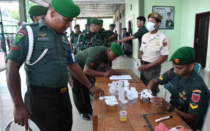 Test urine prajurit dan PNS Korem 143/HO