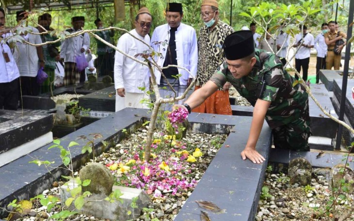 Dandim 0801/Pacitan Letkol Kav Ibnu Khazim taburkan bunga di makam KH Dimyati 