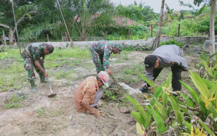 Gotong royong bersihkan lingkungan bersama warga binaan 