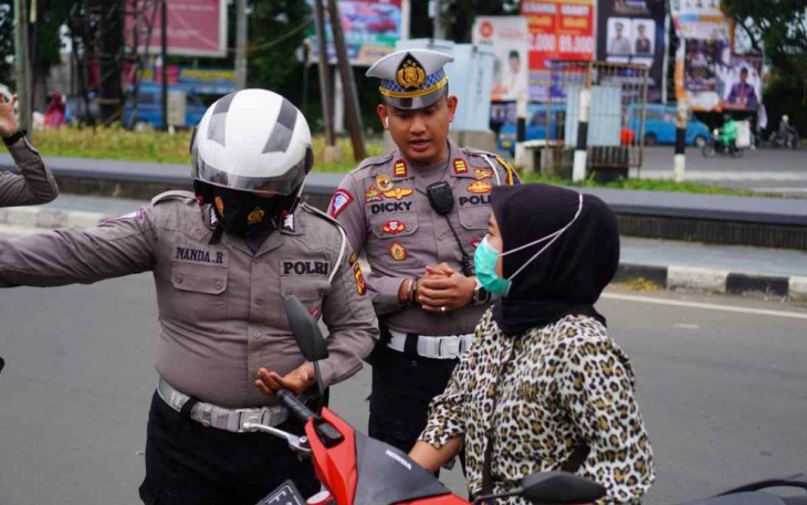 Tindak Pelanggar Lalu Lintas dengan Humanis dan Religi