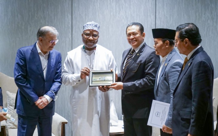 Ketua MPR RI Bambang Soesatyo menerima cenderamata dari Sekjen PUIC HE Mouhamed Khouraichi Niass di Bandung