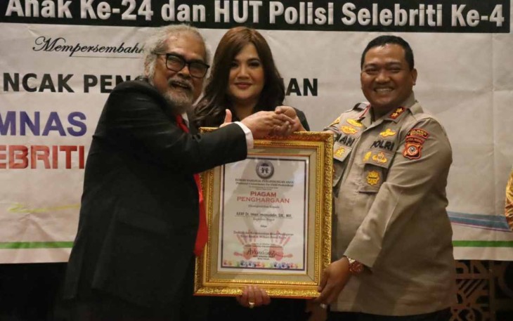 Kapolres Bogor AKBP Dr. Iman Imanuddin saat menerima penghargaan KPAI di Jakarta 