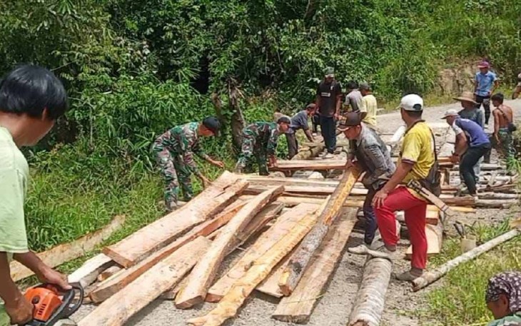 Bangun jembatan darurat di perbatasan 