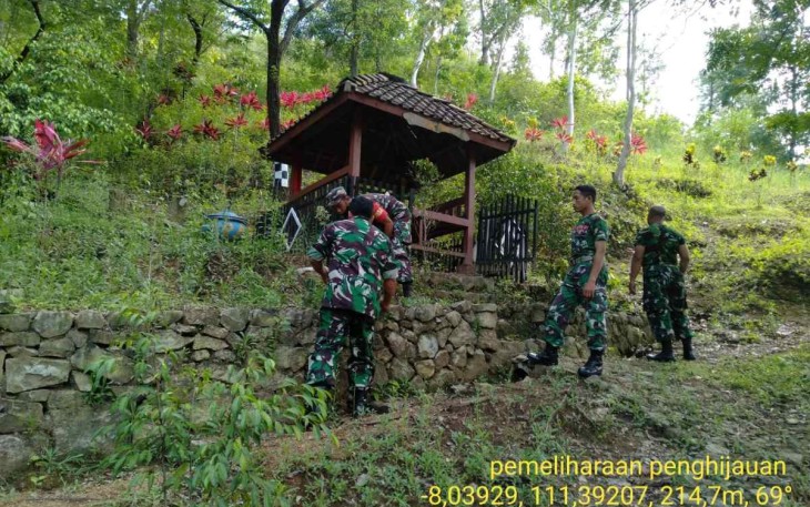 Karya bakti bersihkan lingkungan 