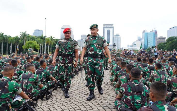 Pangkostrad Letjen TNI Maruli Simanjuntak saat inspeksi pasukan