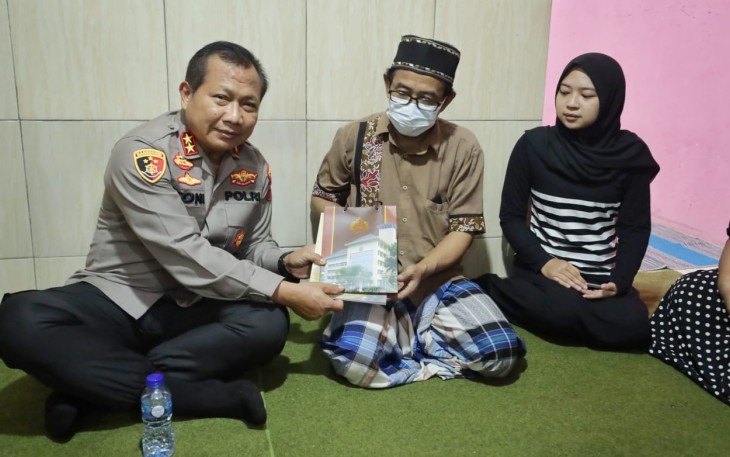 Kapolda Jatim Irjen Pol Toni Harmanto saat takziah di rumah korban insiden Kanjuruhan 