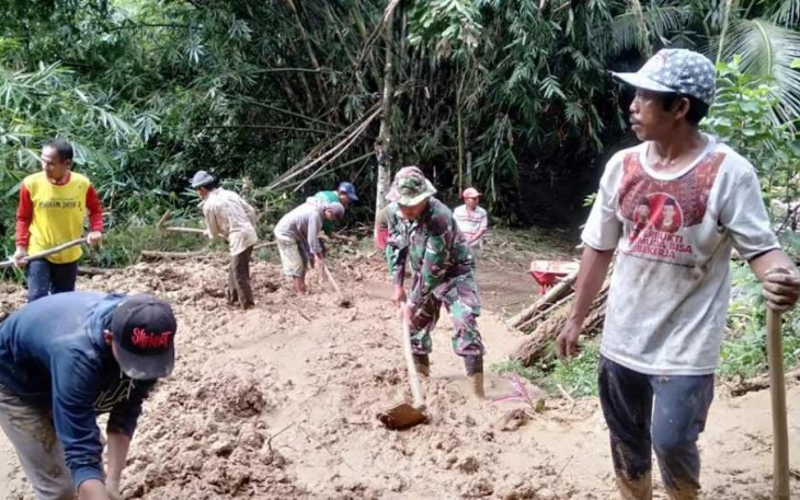 Bantu Warga Singkirkan Longsoran Tanah
