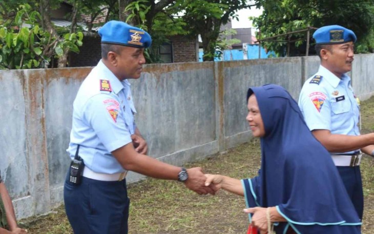 Dansatpomau Lanud Maimun Saleh saat memberikan tali kasih
