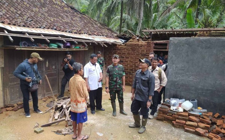 Dandim 0801/Pacitan Letkol Kav Ibnu Khazim saat mengunjungi warga terdampak bencana alam