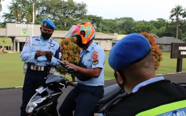 Dansatprov Kosek IKN Lettu Pom Junarto saat memeriksa kelengkapan surat kendaraan 
