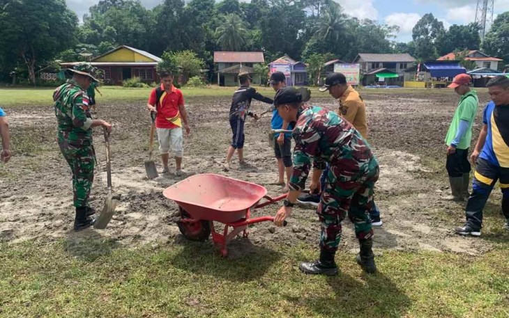 Gotong-royong benahi lapangan sepakbola di perbatasan 