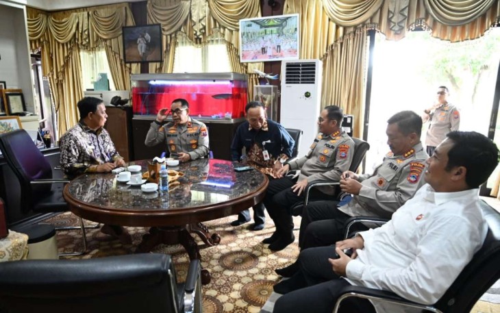 Kapolda Kalsel Brigjen Pol Andi Rian Djajadi saat silaturahmi bersama gubernur 