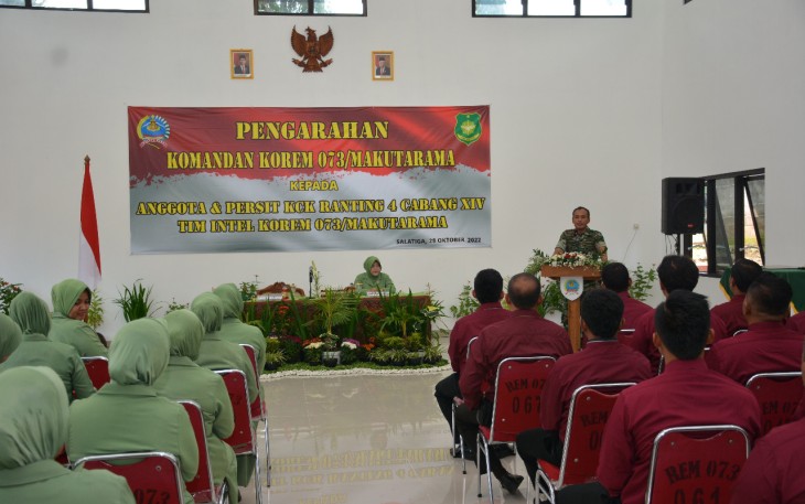Danrem 073/Mkt saat memberikan arahan didepan anggota intel dan Persit 