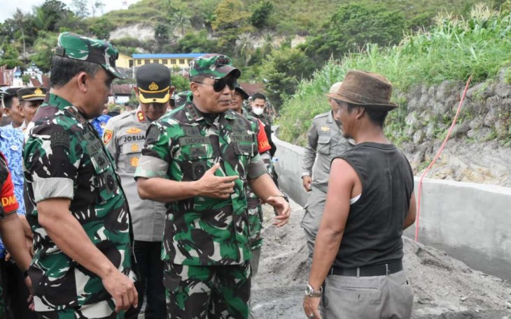 Danrem 023/KS Kol Inf Dodi Triwinarto saat berdialog bersama masyarakat di lokasi TMMD Ke-115 Kodim 0210/TU