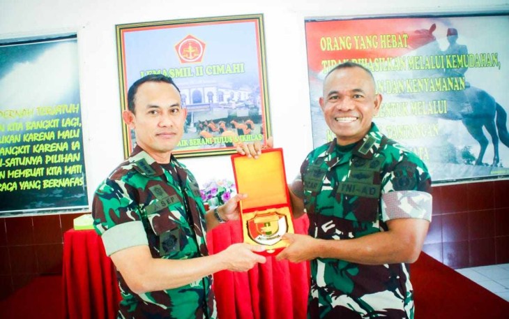 Danpusdikpal Puspalad Kolonel Cpl Octovianus Oskar Engelberth saat menerima cenderamata di Lemasmil II Poncol Cimahi Jabat