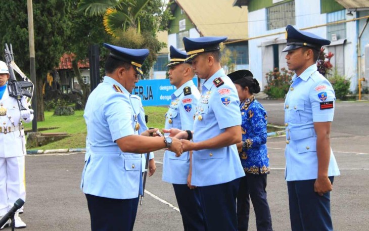 Dandepohar 30 Kolonel Tek DR Tumpal Silitonga saat pimpin sertijab 