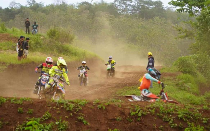 Antusias warga Cibatu saat menonton aksi grasstracker 