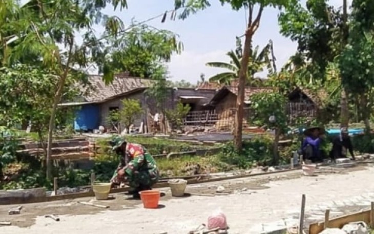 Pasang paving block jalan di wilayah desa binaan